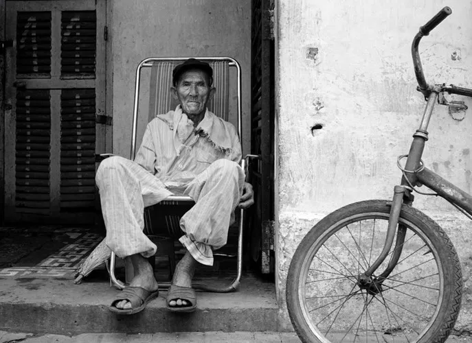 Cụ ông trên đường Đồng Khởi, 1994.