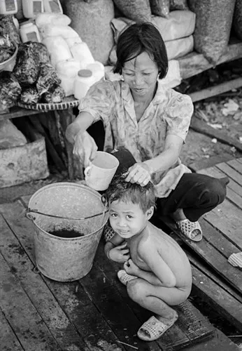 Em bé tắm trên phố, 1994.