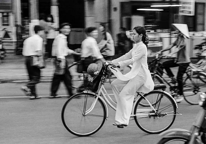 Nữ sinh áo dài trên xe mini Nhật.