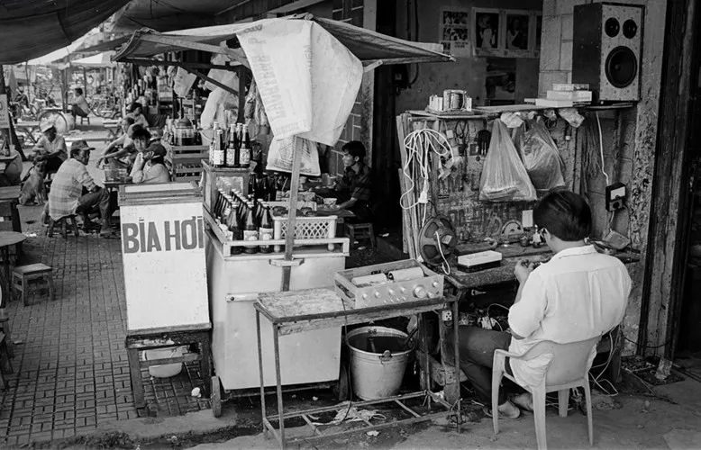 Một góc phố Sài Gòn với hàng sửa chữa đồ điện và quán giải khát, 1994.