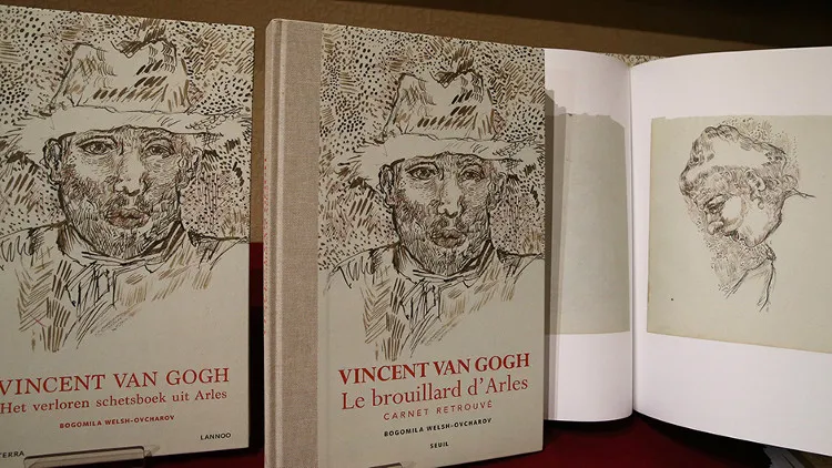 Cuốn sách tập hợp bản in các bức phác họa được cho là của danh họa Van Gogh.