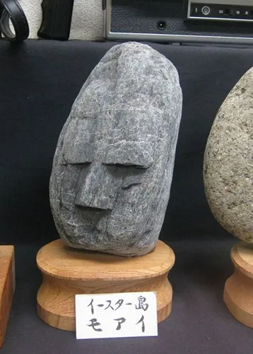 Những hòn đá mặt người này phần lớn đều là sản phẩm của tự nhiên, không có sự can thiệp "chỉnh hình" từ bàn tay con người.