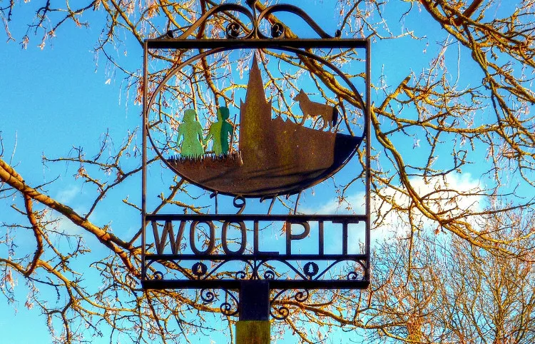 Một tấm biển ở làng Woolpit, miêu tả truyền thuyết về hai đứa trẻ từ thế kỷ thứ 12.