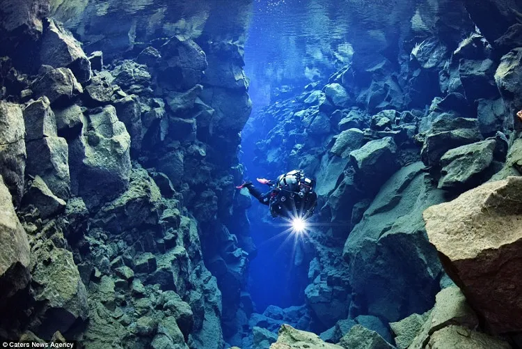 Scott Fitzsimmons (27 tuổi) đã lặn tại rãnh Silfra, thuộc công viên quốc gia Thingvellir, Iceland.