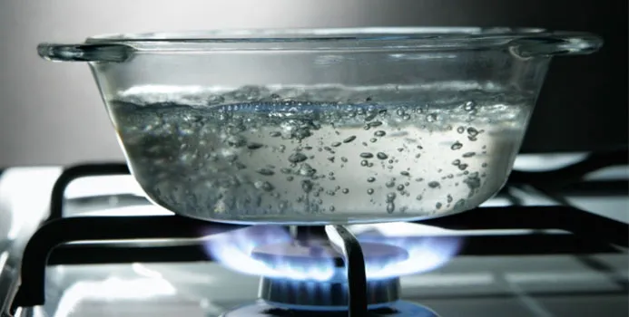 Giữa 40 và 60 độ C, các thuộc tính của nước sẽ bị thay đổi toàn bộ dù nó chưa chuyển thành dạng hơi