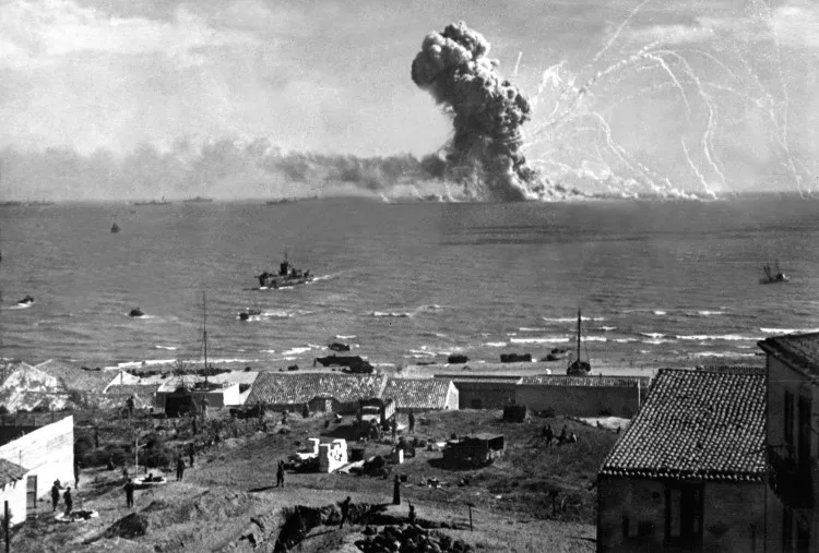 Trong ảnh là quân Đồng minh đổ bộ lên đảo Sicily (Ý) vào tháng 7/1943.