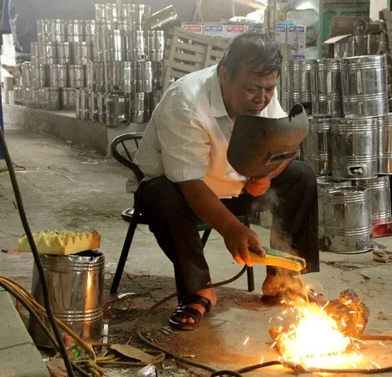 Ông Tuấn thí nghiệm với mút chống cháy.