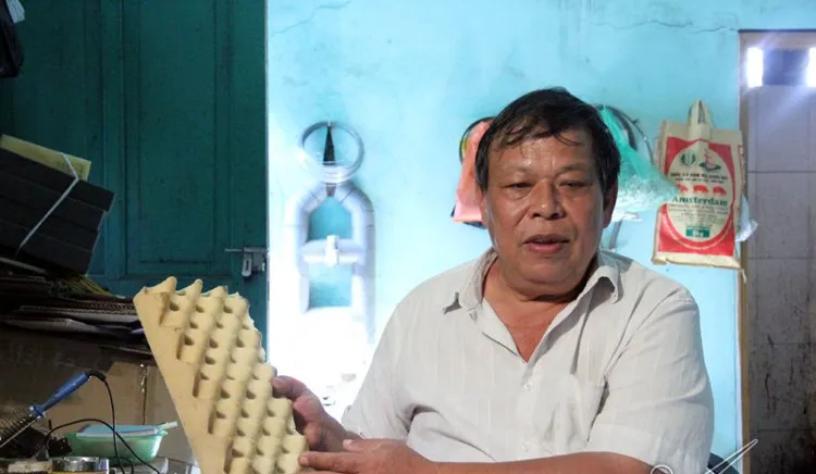 Ông Phạm Gia Tuấn giới thiệu mút chống cháy.
