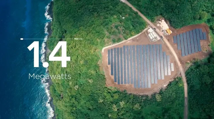 Các tấm thu điện mặt trời do Tesla lắp đặt tại đảo Ta'u