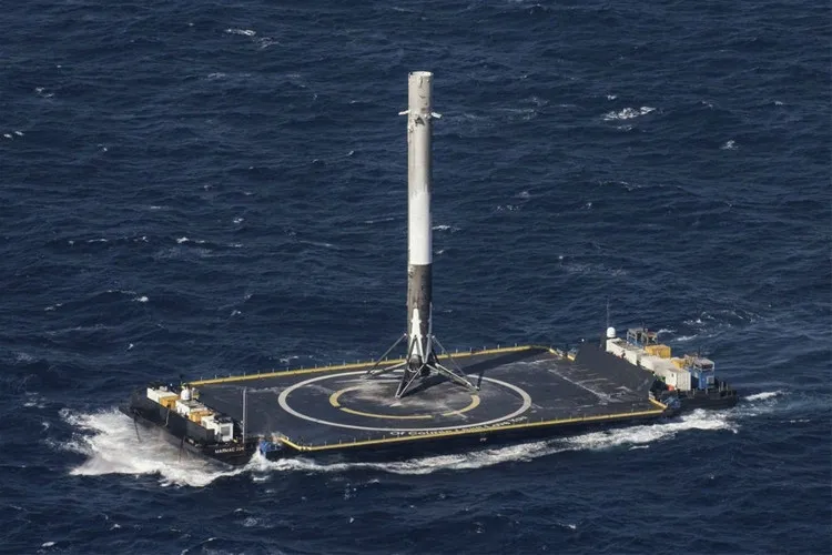 Dự án SpaceX hạ cánh thành công tên lửa đẩy theo phương thẳng đứng