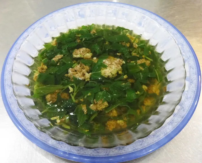 Món canh cua nấu rau đay.