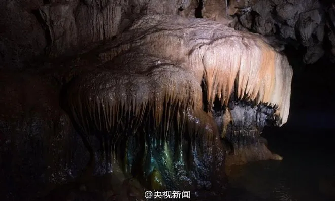Tổng cộng có 49 hố sụt karst và 50 hố hình phễu với đường kính khoảng 50 - 100m được tìm thấy trong vành đai địa hình karst dài hơn 200km ở thành phố Hán Trung