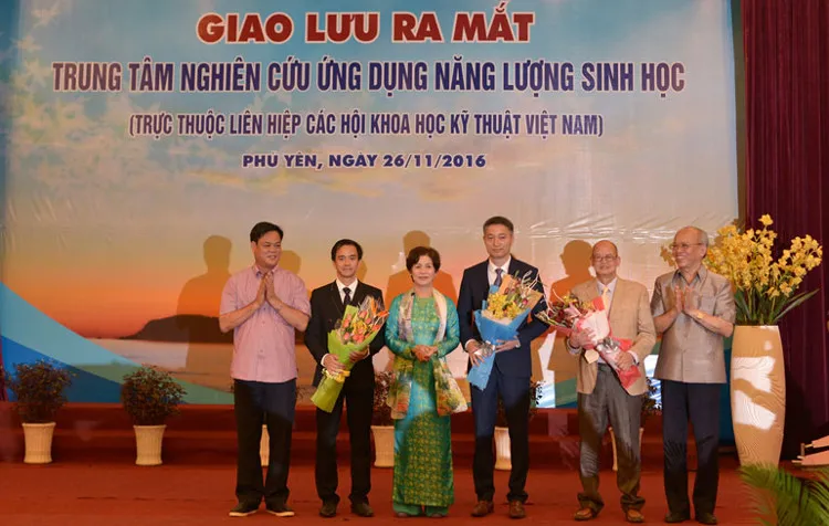 chí Huỳnh Tấn Việt, GS-BS Therasa Nguyễn Thu Thủy và GS-TS Trình Quang Phú tặng hoa cho ban giám đốc trung tâm