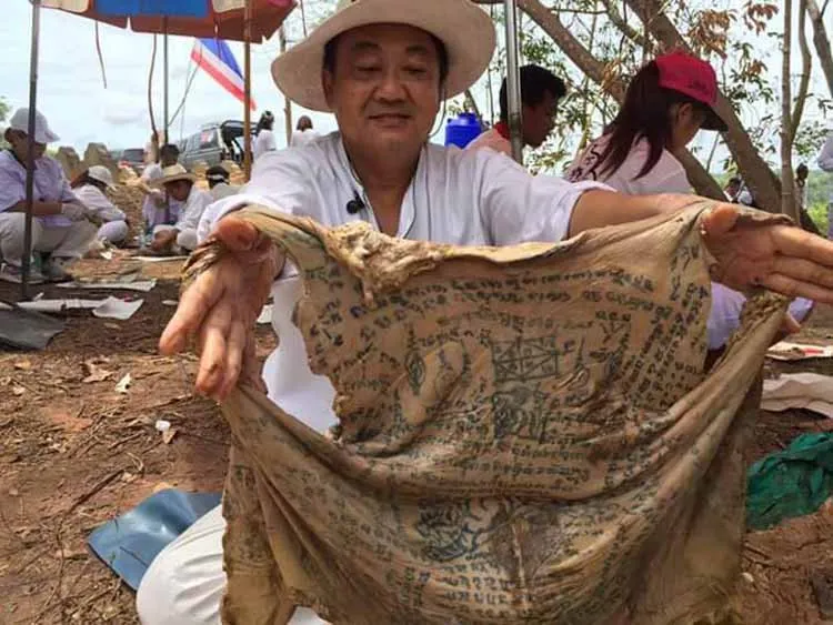 Lớp da nguyên vẹn chi chít hình xăm của người đàn ông.