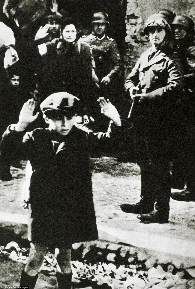 Đứa trẻ Do Thái đầu hàng trong sự kiện Holocaust tại Đức. Bức ảnh được chụp vào năm 1943.