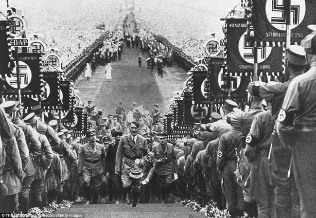 Cuộc duyệt binh với sự xuất hiện của Adolf Hitler vào năm 1934.