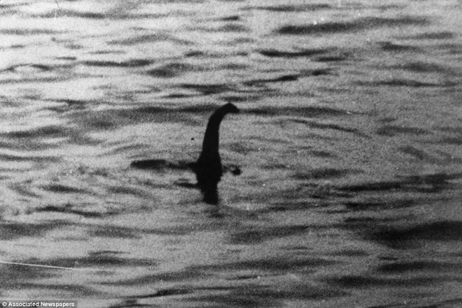 Bức ảnh kinh điển chụp lại quái vật hồ Loch Ness vào năm 1934.