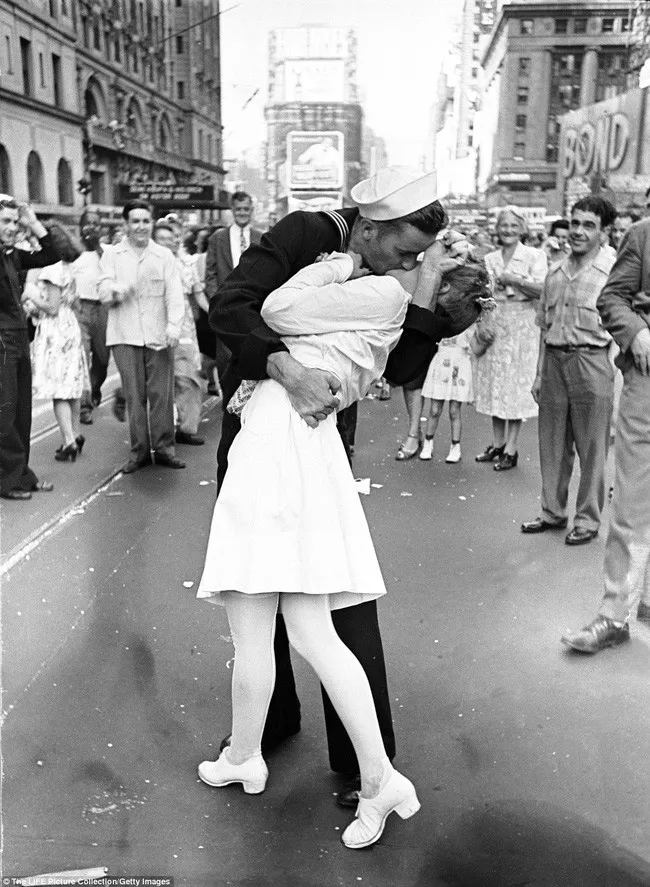 Nụ hôn trên quảng trường Thời Đại ngày 14/8/1945.