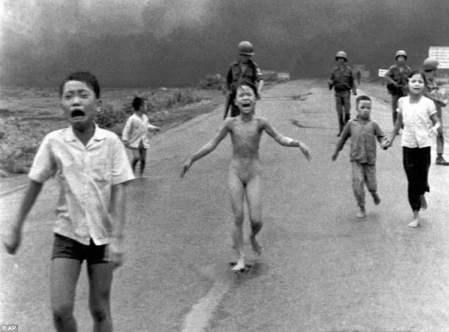 Bức tranh "em bé Napalm" chụp tại Trảng Bảng, Tây Ninh, Việt Nam bởi nhiếp ảnh gia Nick Út.