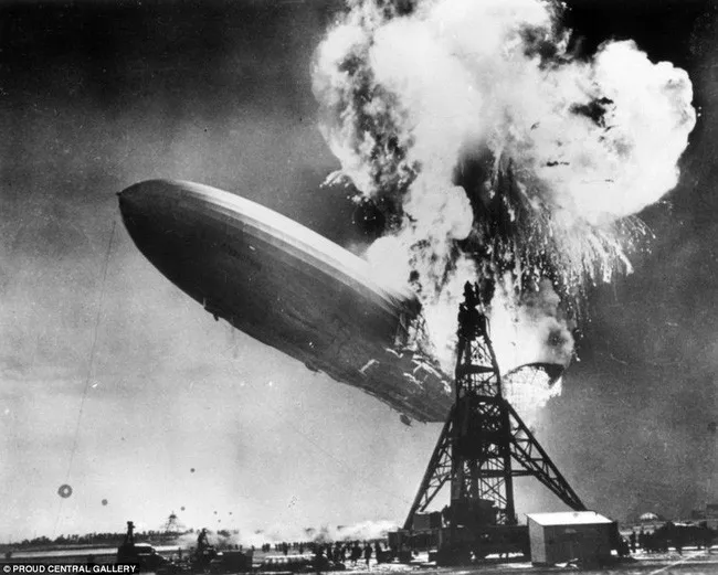 Vụ nổ khinh khí cầu Hindenburg tại New Jersey, Mỹ vào năm 1937.