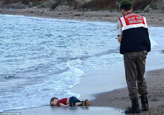 Xác em bé Syria dạt vào bờ biển Thổ Nhĩ Kỳ vào năm 2015.