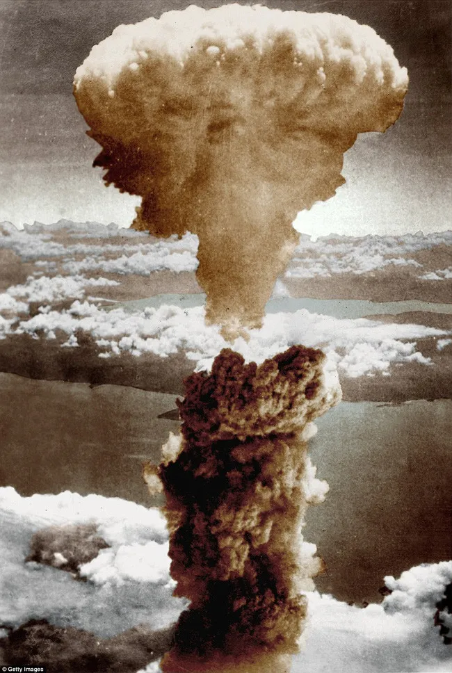 Cột khói hình nấm sau vụ nổ bom hạt nhân tại thành phố Nagasaki vào ngày 9/8/1945.