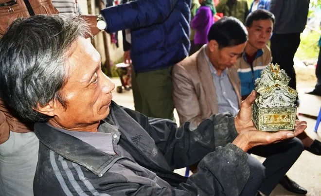 Ông Sửu và vật nghi là ấn tín.