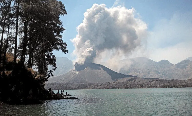 Núi lửa Rinjani trên đảo Lombok, Indonesia, một trong vài trăm núi lửa trên quốc đảo này