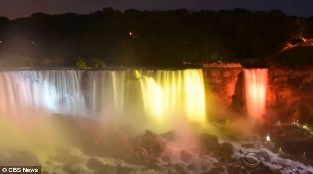 Thác nước Niagara đổi màu kỳ ảo.