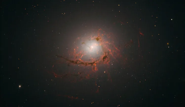 Thiên hà NGC 4696 trong ảnh chụp từ kính viễn vọng vũ trụ Hubble.