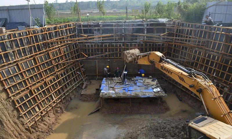 Quá trình di chuyển gặp nhiều khó khăn do có mạch nước ngầm dưới mộ.