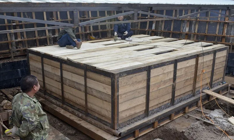 Sau khi dọn sạch khu vực xung quanh, phần chính của ngôi mộ được đưa vào thùng để di chuyển.