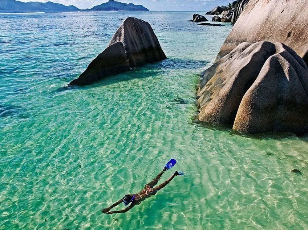 Thời tiết ở Seychelles hiếm khi xuống dưới 24 độ C hoặc tăng lên cao hơn 32 độ C.