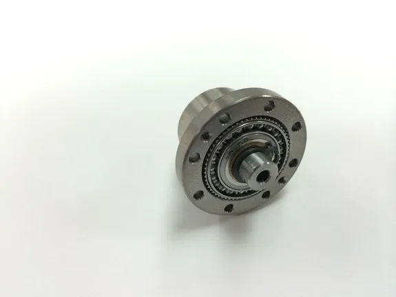 Một ví dụ về hộp số bánh răng không độ rơ, được biết đến như một ổ đĩa điều hòa - một trong những loại bánh răng đắt nhất được sử dụng trong rôbốt có độ chính xác cao.