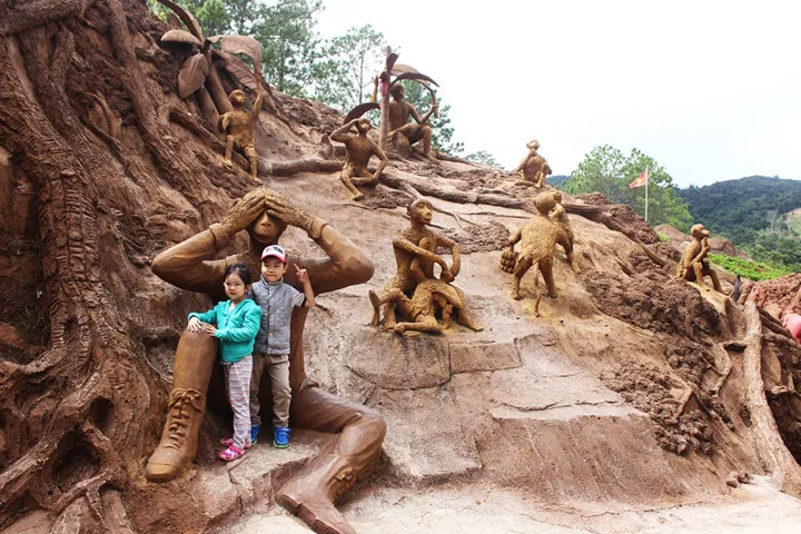 Ngay những bước chân đầu tiên, du khách sẽ thấy hình ảnh của Đà Lạt thưở còn hồng hoang chưa có dấu chân người