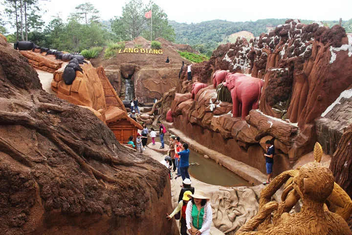 Tiếp đó là hình ảnh núi Lang Biang
