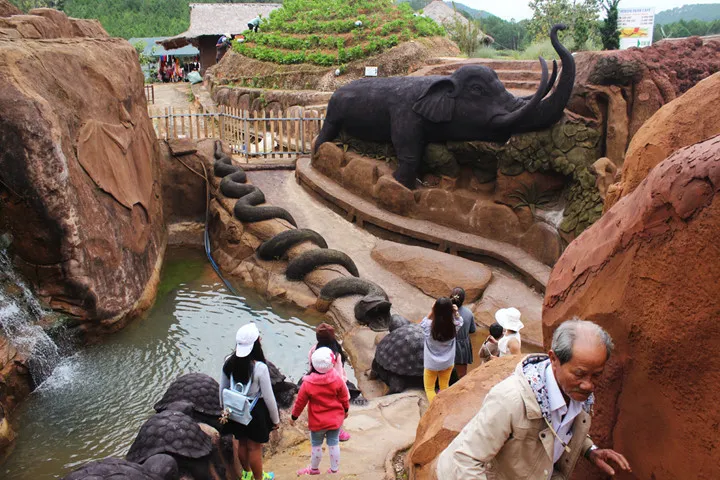 Những công trình bằng đất sét không cần nung nóng nhưng vẫn có thể chịu mưa chịu nắng một cách rất tốt.