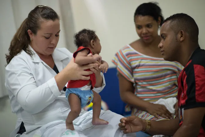 Chăm sóc em nhỏ 2 tháng tuổi mắc chứng đầu nhỏ do virus Zika tại Salvador, Brazil.