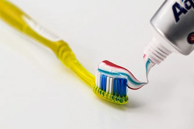 Nên đánh răng đều đặn để góp phần bảo vệ sức khỏe răng miệng.