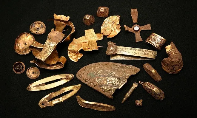 Ông Terry Herbert phát hiện kho báu vàng, bạc thời Anglo-Saxon lớn nhất trên khu ruộng gần Hammerwich, Staffordshire, Anh vào năm 2009.