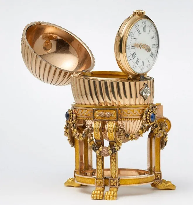 Một người đàn ông mua quả trứng trang trí do công ty Faberge sản xuất năm 1887 với giá 14.000 USD và cất trên kệ bếp trong nhiều năm