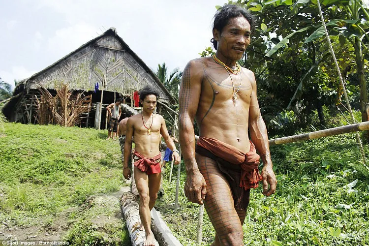 Những người đàn ông Mentawai.
