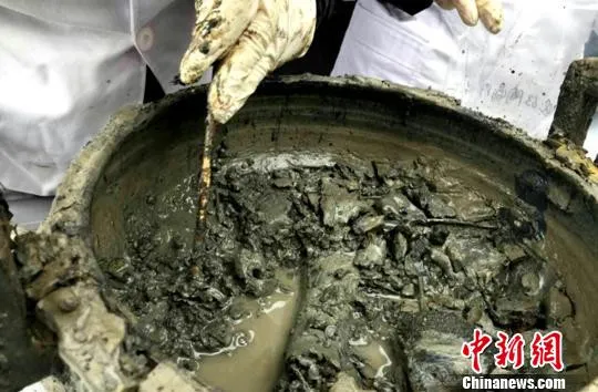 Nước trong nồi thực chất là nước ngầm chảy trong lòng đất.