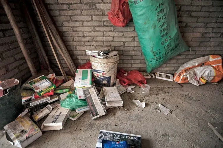 Vỏ thuốc kháng sinh bị vứt bừa bãi quanh các trại nuôi trồng thủy sản và chăn nuôi ở Quảng Đông.