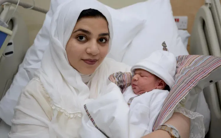 Moaza Al Matrooshi và đứa con mới sinh.