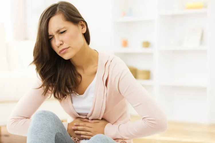 Ăn quá nhanh, thức ăn nhai nuốt vội vào thì sẽ tăng gánh nặng cho dạ dày, khiến dạ dày phải làm việc nhiều hơn, dễ dẫn tới tổn thương niêm mạc dạ dày.