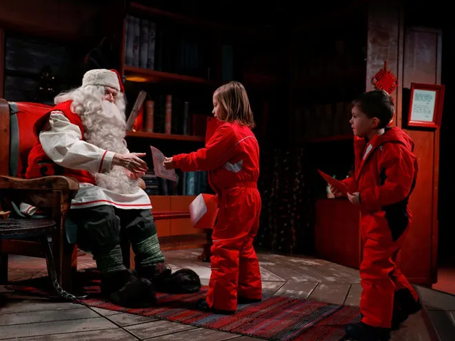 Điều thú vị nhất ở điểm tham quan này là được gặp Santa, thu hút khoảng 300.000 khách mỗi năm.