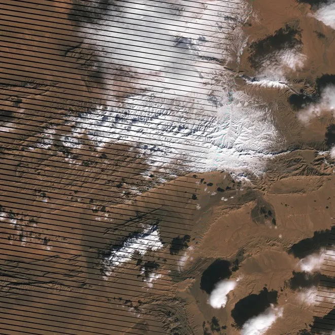 Các bức ảnh chụp từ vũ trụ này do vệ tinh Landsat 7 của NASA chụp lại