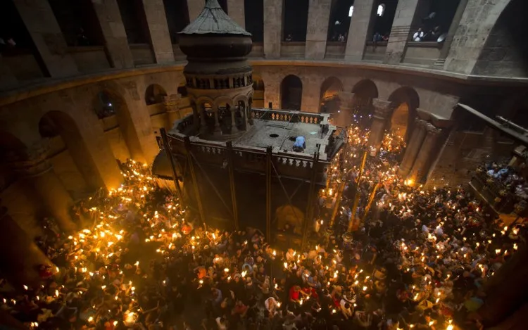 Công trình Edicule bên trong nhà thờ Mộ Thánh ở Jerusalem.