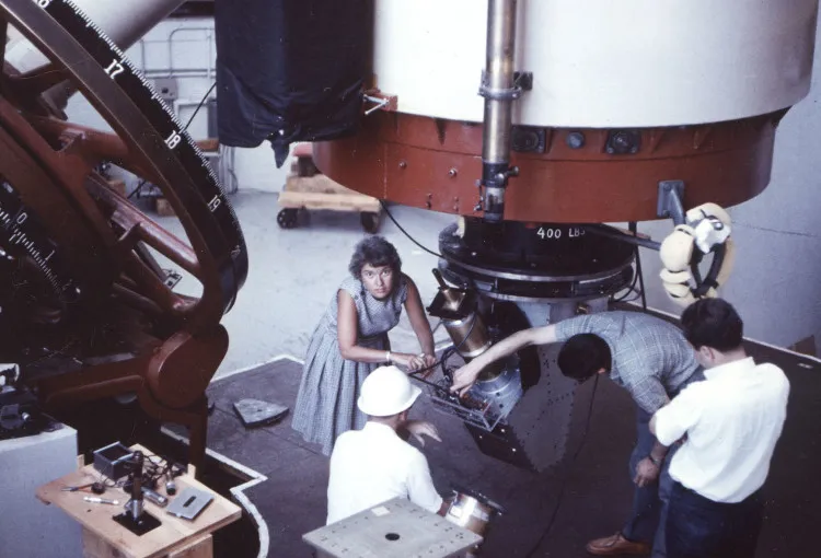 Vera Rubin thời trẻ đang làm việc cùng các đồng nghiệp.